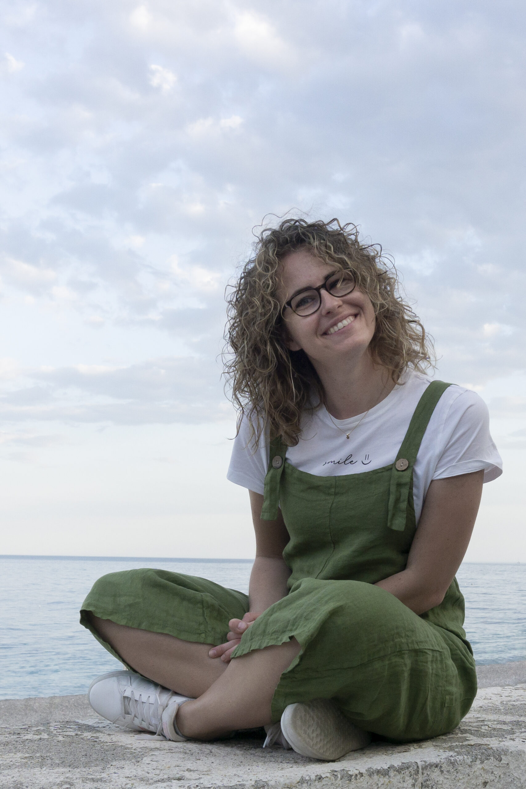 Persoonlijk portret van Michelle met krullen en drie katten, werkzaam in sociale werkveld, authentiek en natuurlijk