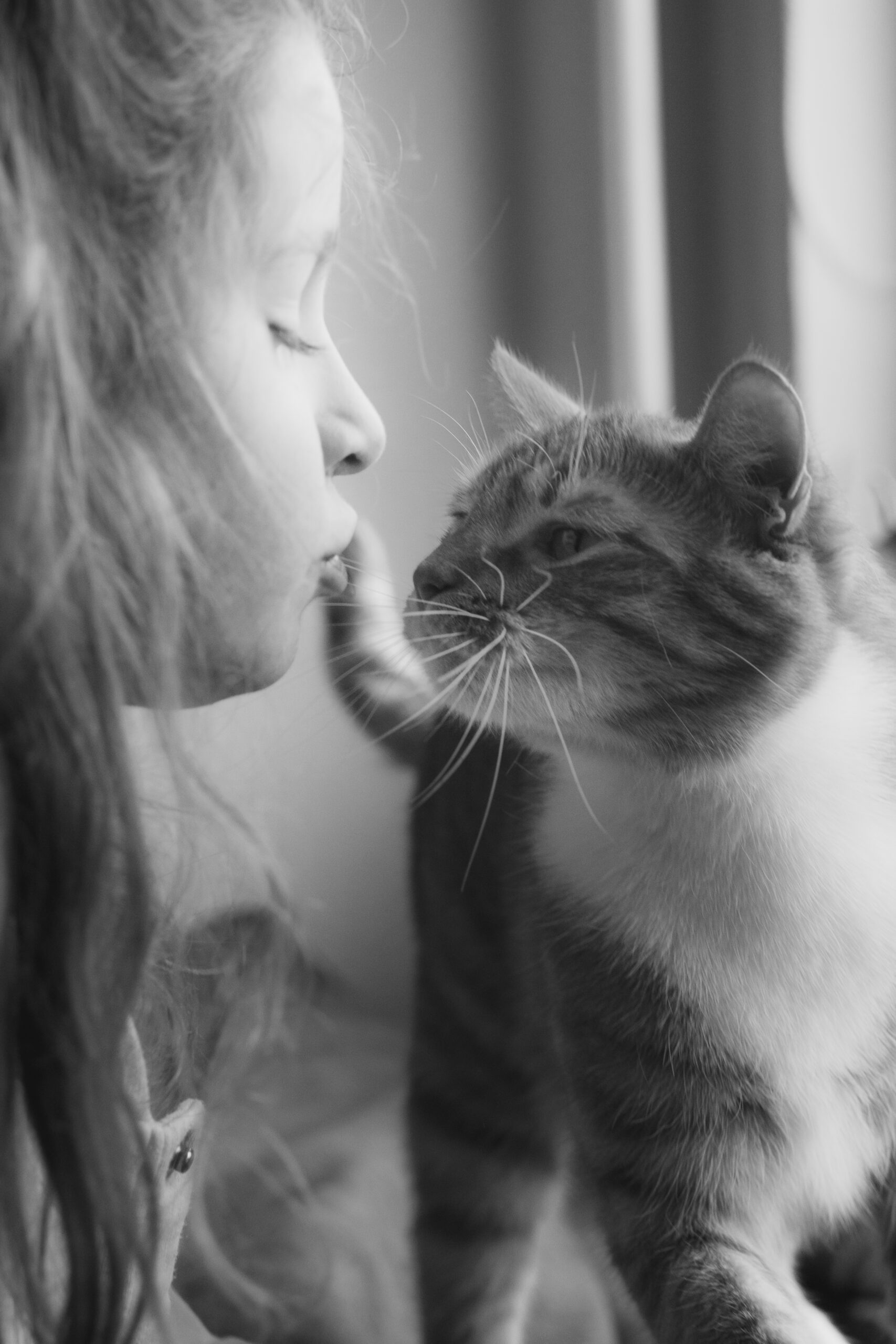 Zwart-wit portret van kind met kat, ongedwongen en vol emotie, Etten-Leur en West-Brabant