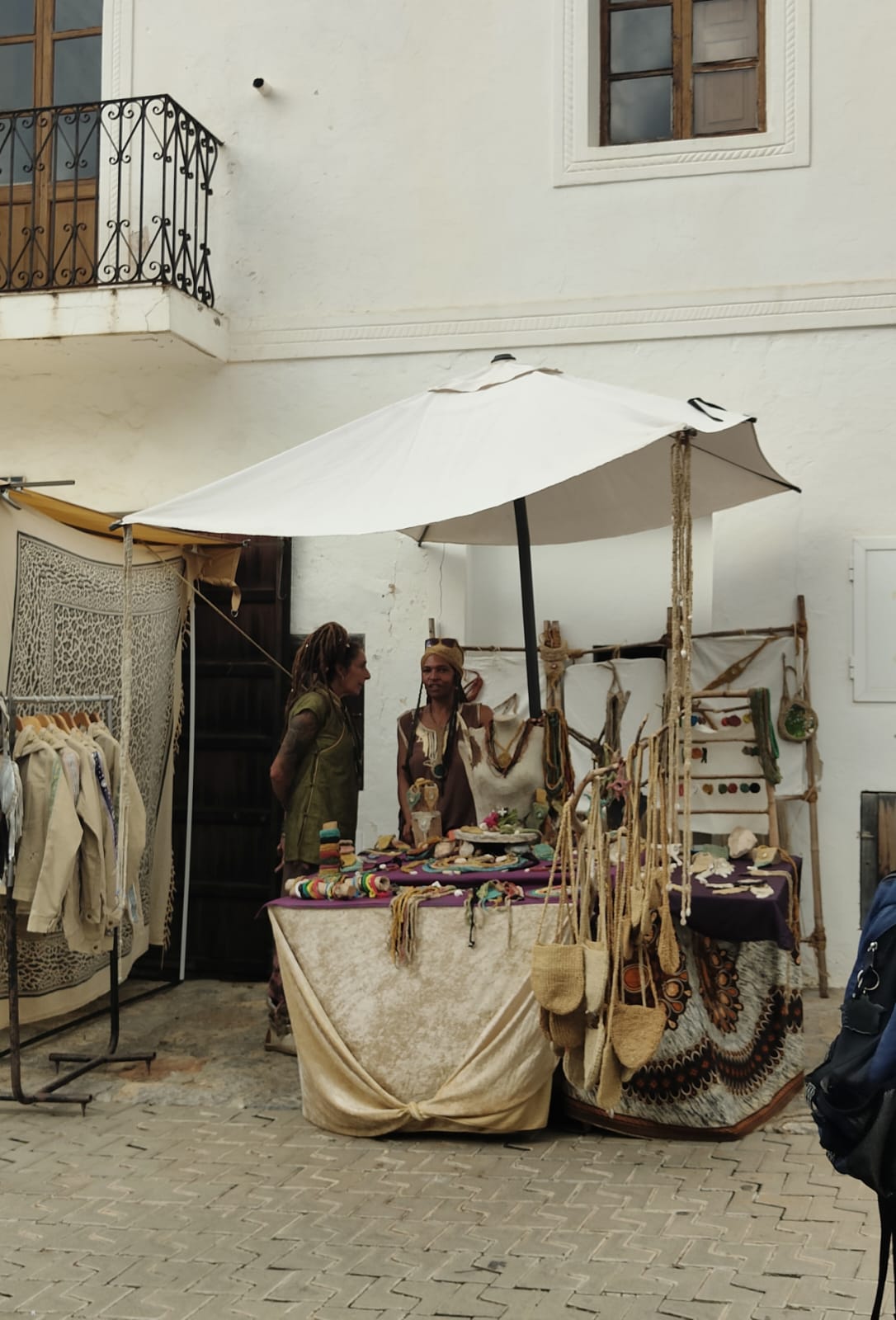 Persoonlijk lifestyle en gezin portret met huisdier van Michelle op vakantie, ontspannen en authentiek, Etten-Leur en West-Brabant