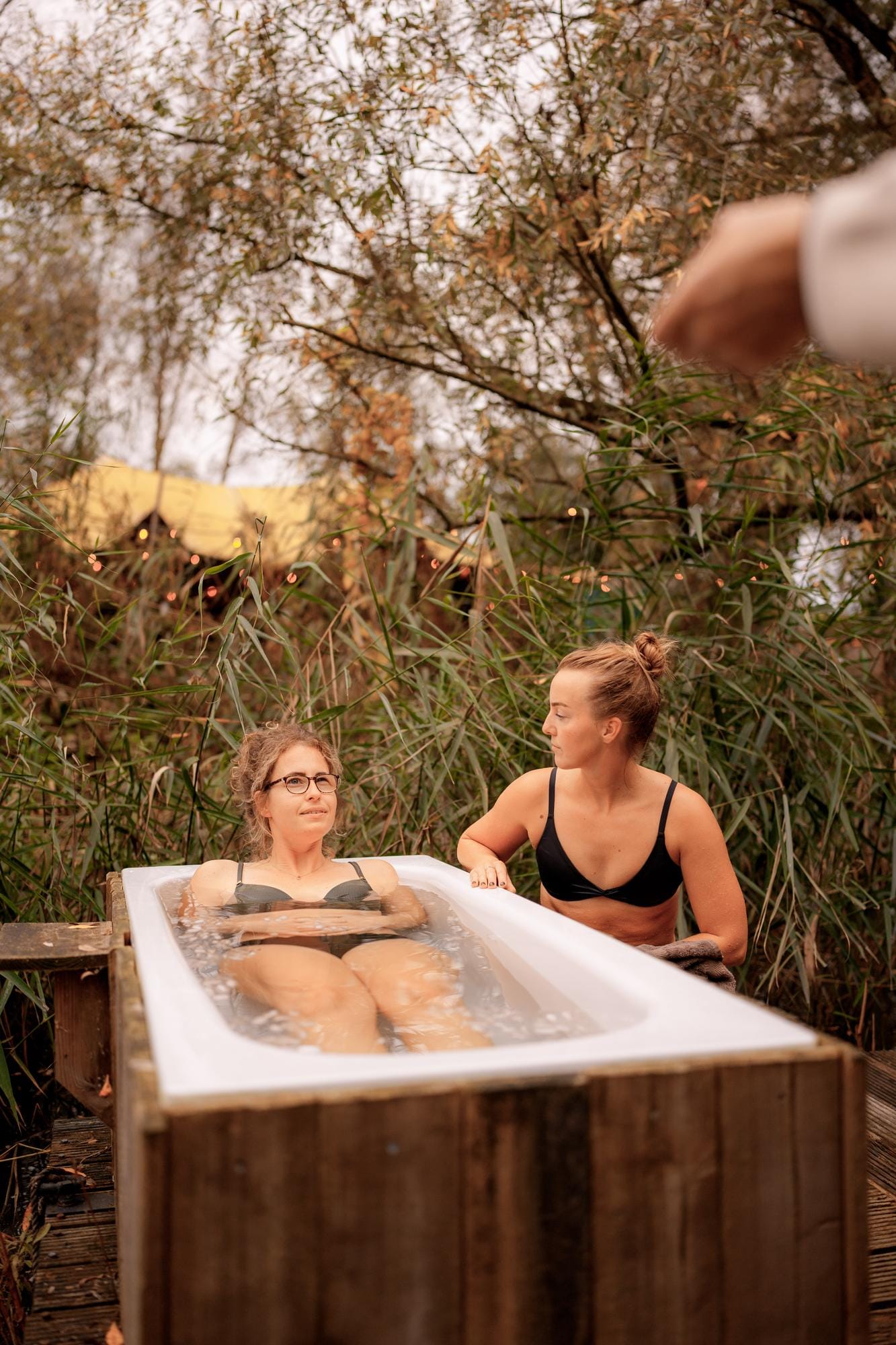 Persoonlijk lifestyle portret in ijsbad, ongedwongen en in verbinding, Etten-Leur en West-Brabant