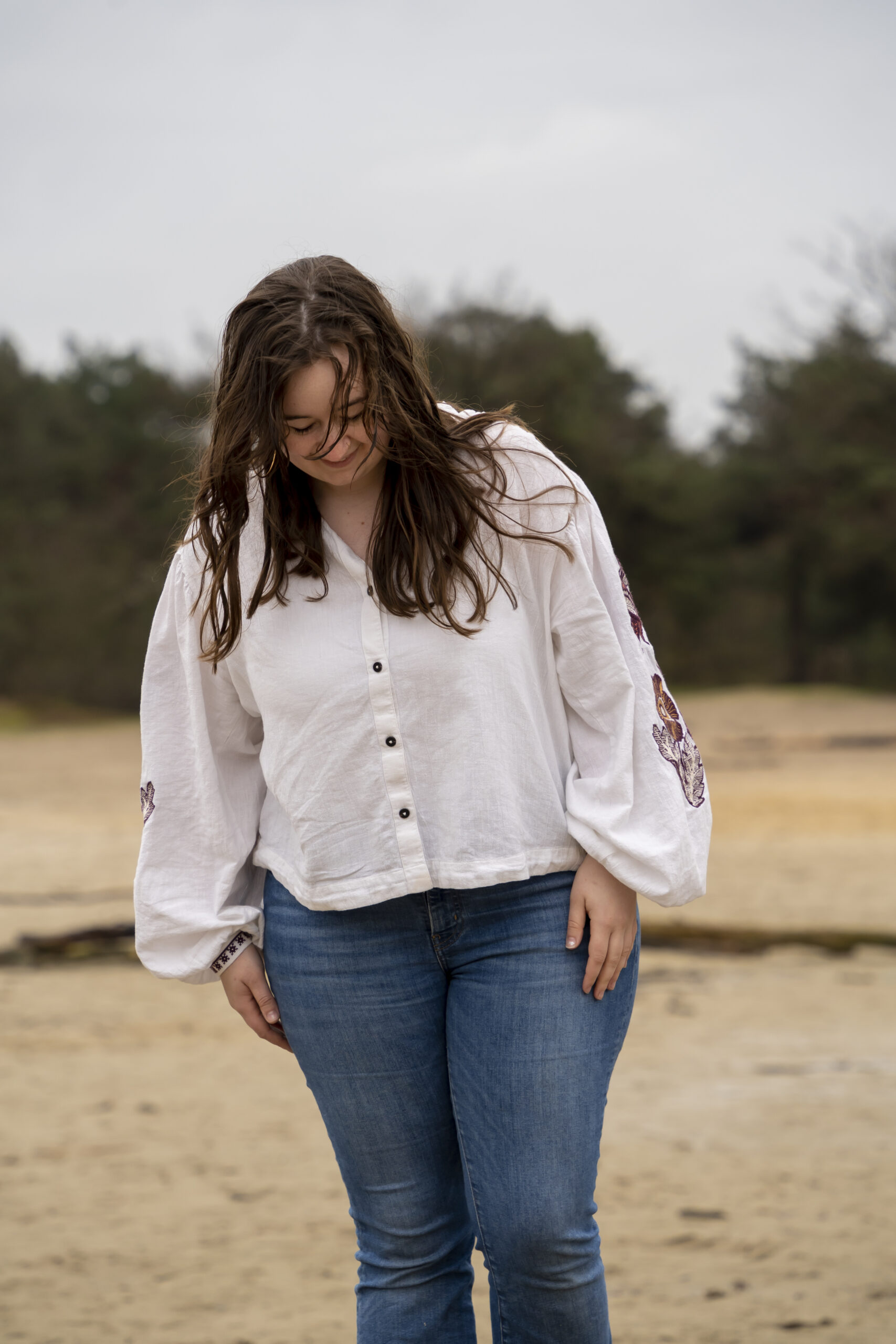 Vrouwelijke ondernemer in de natuur met natuurlijke tinten en empowerment.