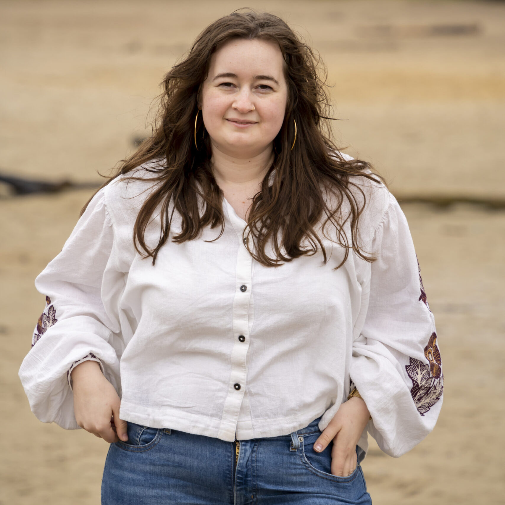Op de foto zie je een vrouwelijke ondernemer in de natuur met natuurlijke tinten die laat zien hoe relaxt en natuurlijk haar bedrijf is.